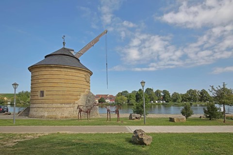 Historic old Main crane built in 1774, crane, Main riverbank, Main, Marktbreit, Lower Franconia,