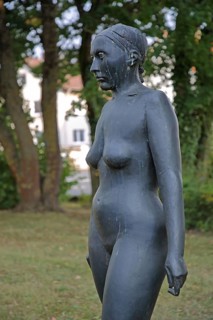Sculpture Ursel by Wilhelm Uhlig, black nude female figure, modern art, Pershore Park, Bad Neustadt