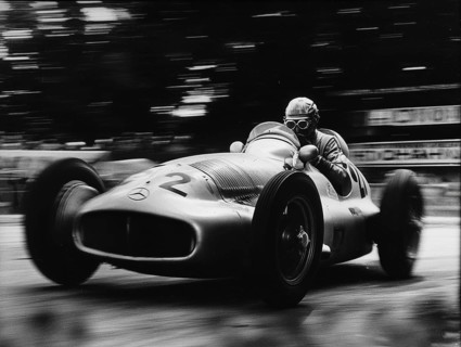 Ein Mercedes Benz Silberpfeil Grand Prix Rennwagen aus den 1930er Jahren in Aktion, AI generiert,