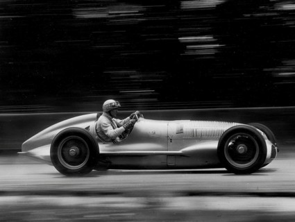 Ein Mercedes Benz Silberpfeil Grand Prix Rennwagen aus den 1930er Jahren in Aktion, AI generiert,