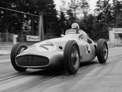 Ein Mercedes Benz Silberpfeil Grand Prix Rennwagen aus den 1930er Jahren in Aktion, AI generiert,