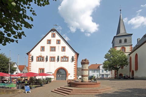 Town hall and fairytale fountain, St Catherine's Church, market square, Steinau an der Straße,