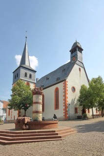 St Catherine's Church and Fairytale Fountain, Market Square, Steinau an der Straße, Spessart,