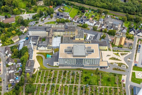 Aerial view, Alexianer Klinikum Hochsauerland - Karolinen-Hospital Hüsten, Kath. cemetery St.
