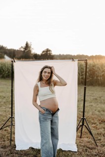 Pregnant, attractive woman, 25+