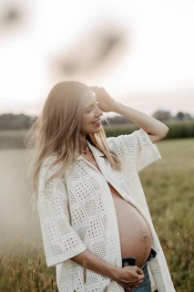 Pregnant, attractive woman, 25+