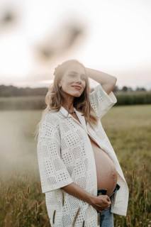 Pregnant, attractive woman, 25+