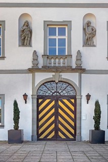 West façade with large Tor tor and two stone figures, New Castle in Kisslegg, Allgäu,