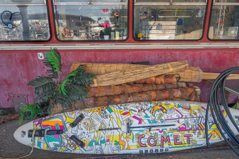 A rail bus from the 1950s is being renovated at the Spatz youth centre, with a pop-painted