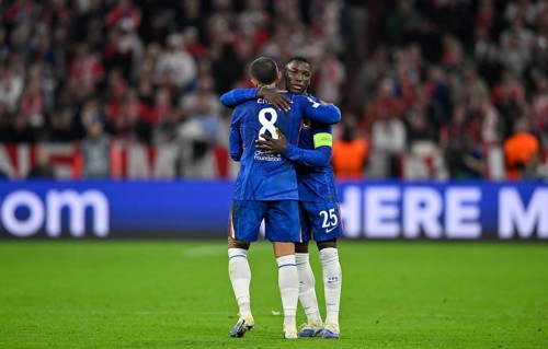 Enzo Fernandez Chelsea FC The Blues (08) has to leave the pitch and hands over the captain's