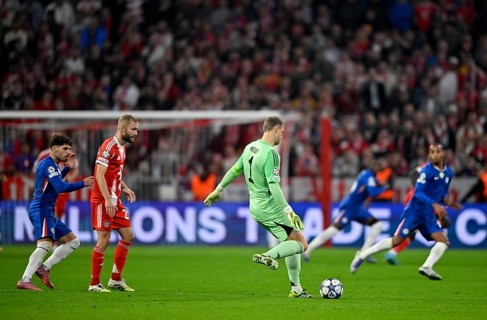 Goalkeeper Manuel Neuer FC Bayern Munich FCB (01) plays behind the defence, action, Champions