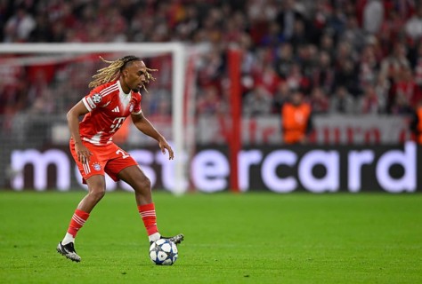 Sacha Boey FC Bayern Munich FCB (23) Action on the ball perimeter advertising MASTERCARD Champions