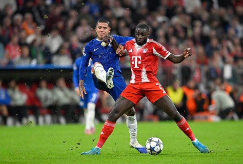 Duel, action Enzo Fernandez Chelsea FC The Blues (08) vs Dayot Upamecano FC Bayern Munich FCB (02)