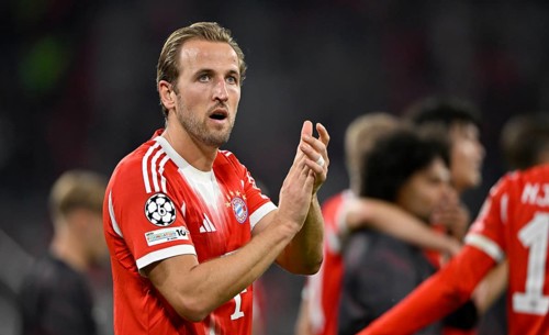 Harry Kane FC Bayern Munich FCB (09) thanks fans after the match, Champions League, Allianz Arena,