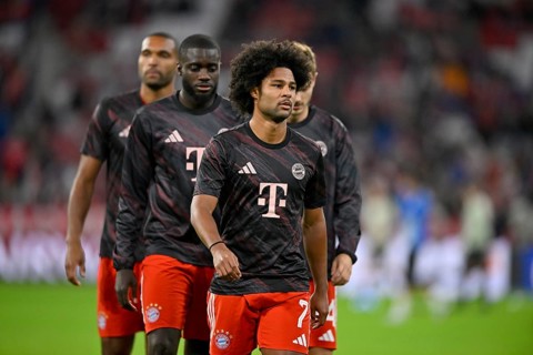 Warm-up training Serge Gnabry FC Bayern Munich FCB (07) Dayot Upamecano FC Bayern Munich FCB (02)