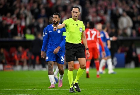 Referee Jose Maria Sanchez points to the spot, gesture gesture penalty, penalty kick, Champions