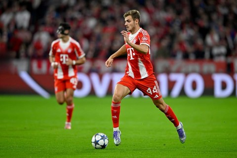 Josip Stanisic FC Bayern Munich FCB (44) Action on the ball Aleksandar Pavlovic FC Bayern Munich