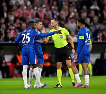 Referee Referee Jose Maria Sanchez in discussion with Moises Caicedo Chelsea FC The Blues (25)