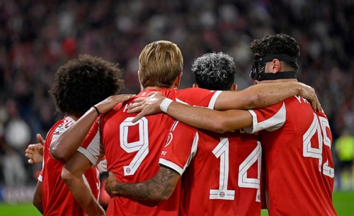 Goal celebration Harry Kane FC Bayern Munich FCB (09) Serge Gnabry FC Bayern Munich FCB (07) Luis