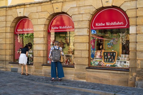 Façade and shop window, Käthe Wohlfahrt shop, tourists, Old Town, UNESCO World Heritage Site,