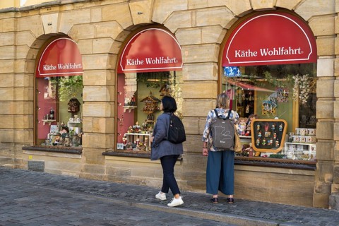 Façade and shop window, Käthe Wohlfahrt shop, tourists, Old Town, UNESCO World Heritage Site,