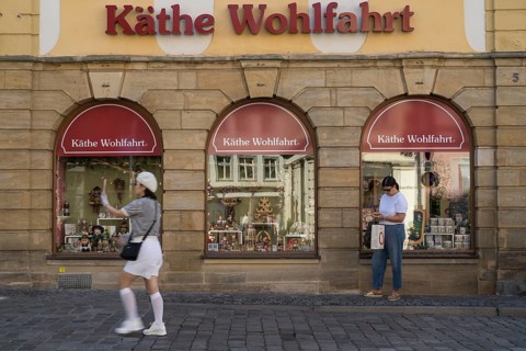 Façade and shop window, Käthe Wohlfahrt shop, tourists, Old Town, UNESCO World Heritage Site,