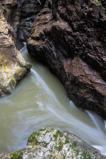 Breitach flows through gorge, stream, Schrattenkalk, visitors on footbridge, hiking trail,