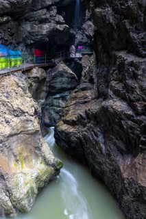 Breitach flows through gorge, stream, Schrattenkalk, visitors on footbridge, hiking trail,