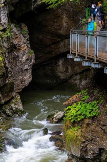 Breitach flows through gorge, stream, Schrattenkalk, visitors on footbridge, Breitachklamm,