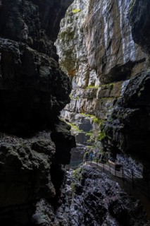Breitach flows through gorge, stream, Schrattenkalk, visitors on footbridge, hiking trail,