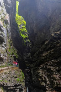 Breitach flows through gorge, stream, Schrattenkalk, visitors on footbridge, hiking trail,