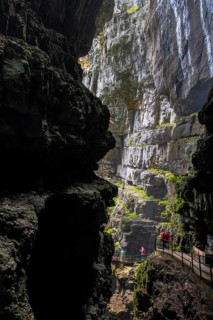 Breitach flows through gorge, stream, Schrattenkalk, visitors on footbridge, hiking trail,