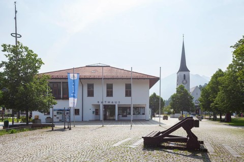 Town hall and parish church Zum Kostbaren Blut, Marquartstein, Chiemgau, Upper Bavaria, Bavaria,
