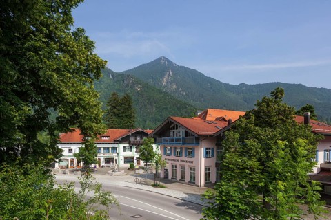 Houses and mountains, Marquartstein, Chiemgau, Upper Bavaria, Bavaria, Germany