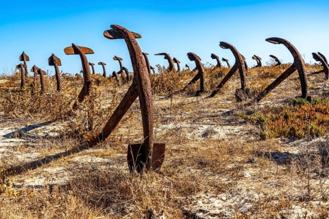 Cemitério das âncoras, anchor cemetery, around 250 iron anchors are placed here, they used to