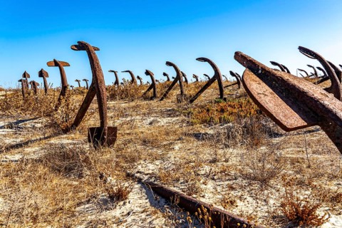 Cemitério das âncoras, anchor cemetery, around 250 iron anchors are placed here, they used to