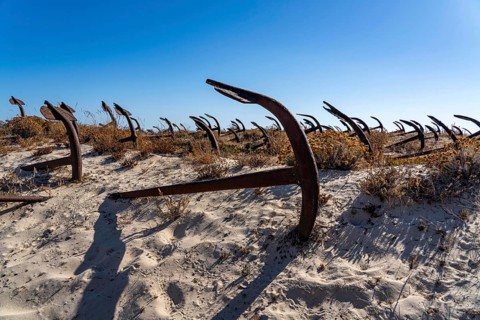 Cemitério das âncoras, anchor cemetery, around 250 iron anchors are placed here, they used to