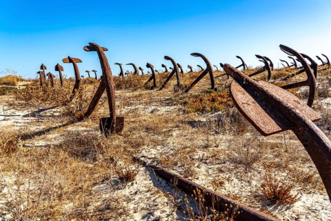 Cemitério das âncoras, anchor cemetery, around 250 iron anchors are placed here, they used to