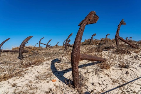 Cemitério das âncoras, anchor cemetery, around 250 iron anchors are placed here, they used to