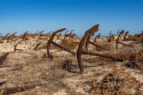 Cemitério das âncoras, anchor cemetery, around 250 iron anchors are placed here, they used to