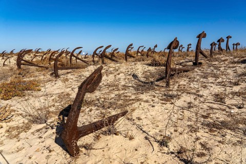 Cemitério das âncoras, anchor cemetery, around 250 iron anchors are placed here, they used to