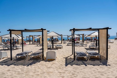 Kilometre-long beach Praia da Ilha de Tavira, on the island off Tavira, partly managed, facilities