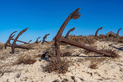 Cemitério das âncoras, anchor cemetery, around 250 iron anchors are placed here, they used to