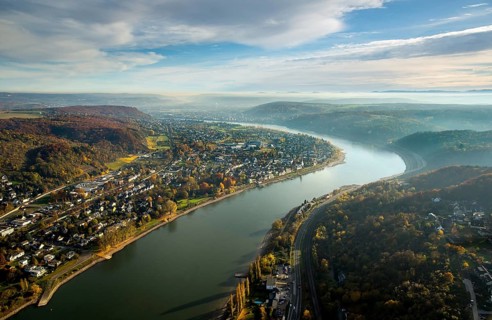 Rheinbogen bei Unkel am oberen Mittelrhein, Rheinbogen im Dunst, Bundesstraße B9 Richtung Remagen,