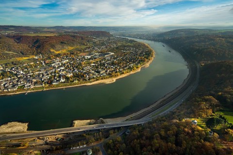Rheinbogen bei Unkel am oberen Mittelrhein, Rheinbogen im Dunst, Bundesstraße B9 Richtung Remagen,