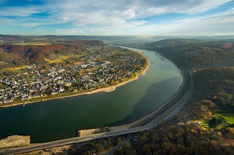 Rheinbogen bei Unkel am oberen Mittelrhein, Rheinbogen im Dunst, Bundesstraße B9 Richtung Remagen,