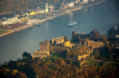 Burg Rheinfels St.Goar with excursion boat, Rhine, Rhine Valley, Sankt Goar, Rhineland-Palatinate,