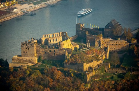Burg Rheinfels St.Goar with excursion boat, Rhine, Rhine Valley, Sankt Goar, Rhineland-Palatinate,