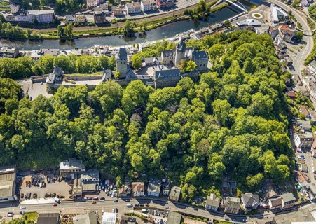 Aerial view, Altena Castle, Fritz-Thomee-Straße, River Lenne, Altena, Sauerland, Märkischer Kreis,