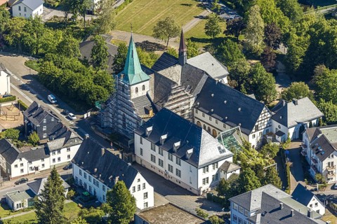 Aerial view, renovation of St. Laurentius Provost's Church, Arnsberg City and County Archive,